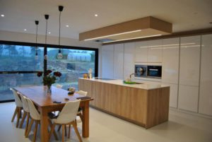 Witte keuken met hout