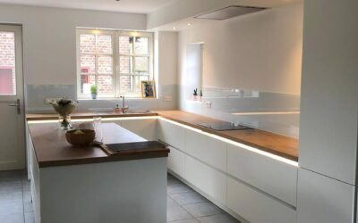 Realisatie: witte keuken met warm hout