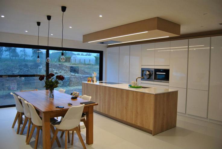 Witte keuken met een warm houten accent!